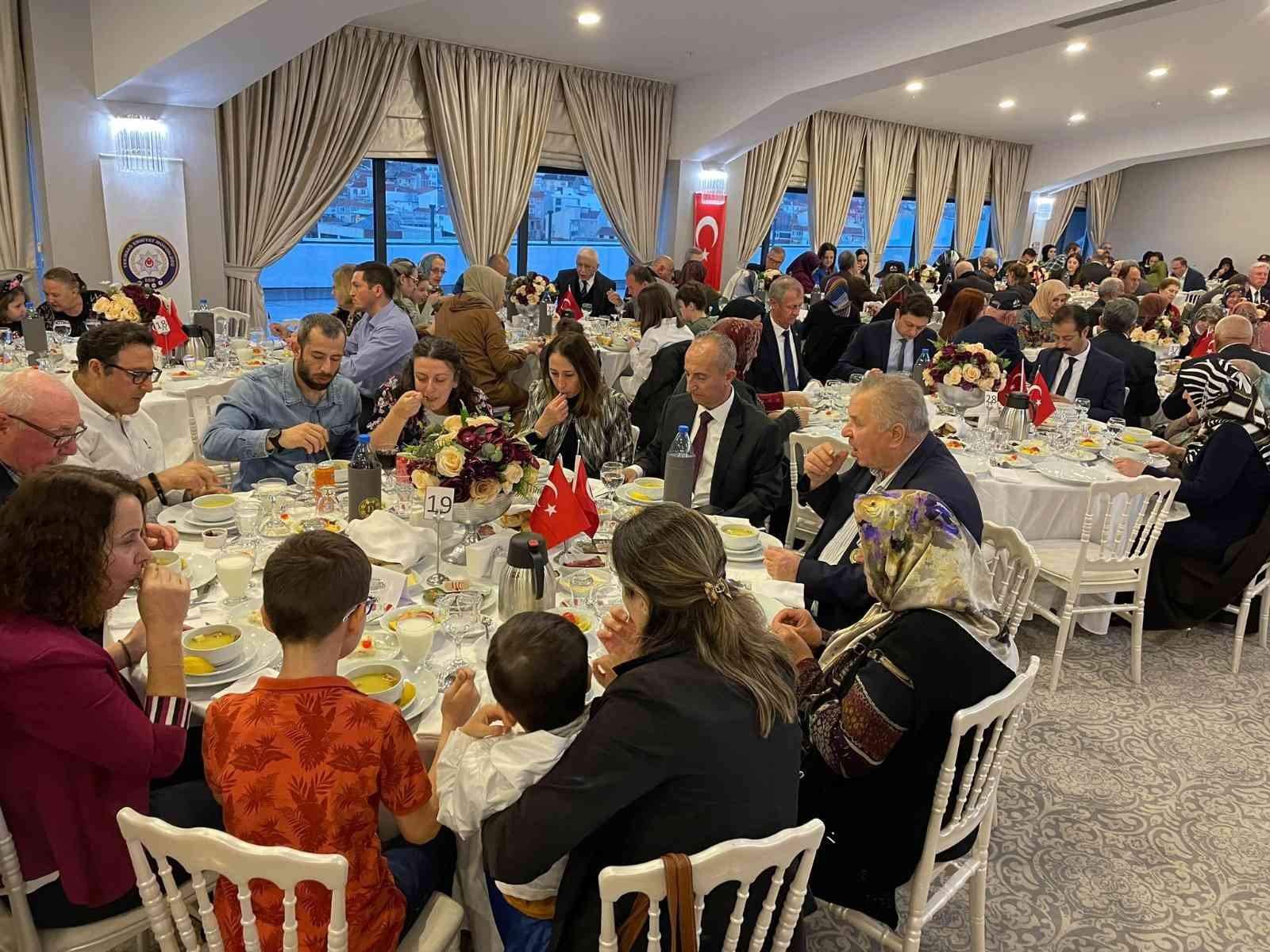 Türk Polis Teşkilatının 177. kuruluş yıl dönümü sebebiyle şehit aileleri, gaziler ve polis ekipleri birlikte iftar yaptı. Türk Polis Teşkilatının ...