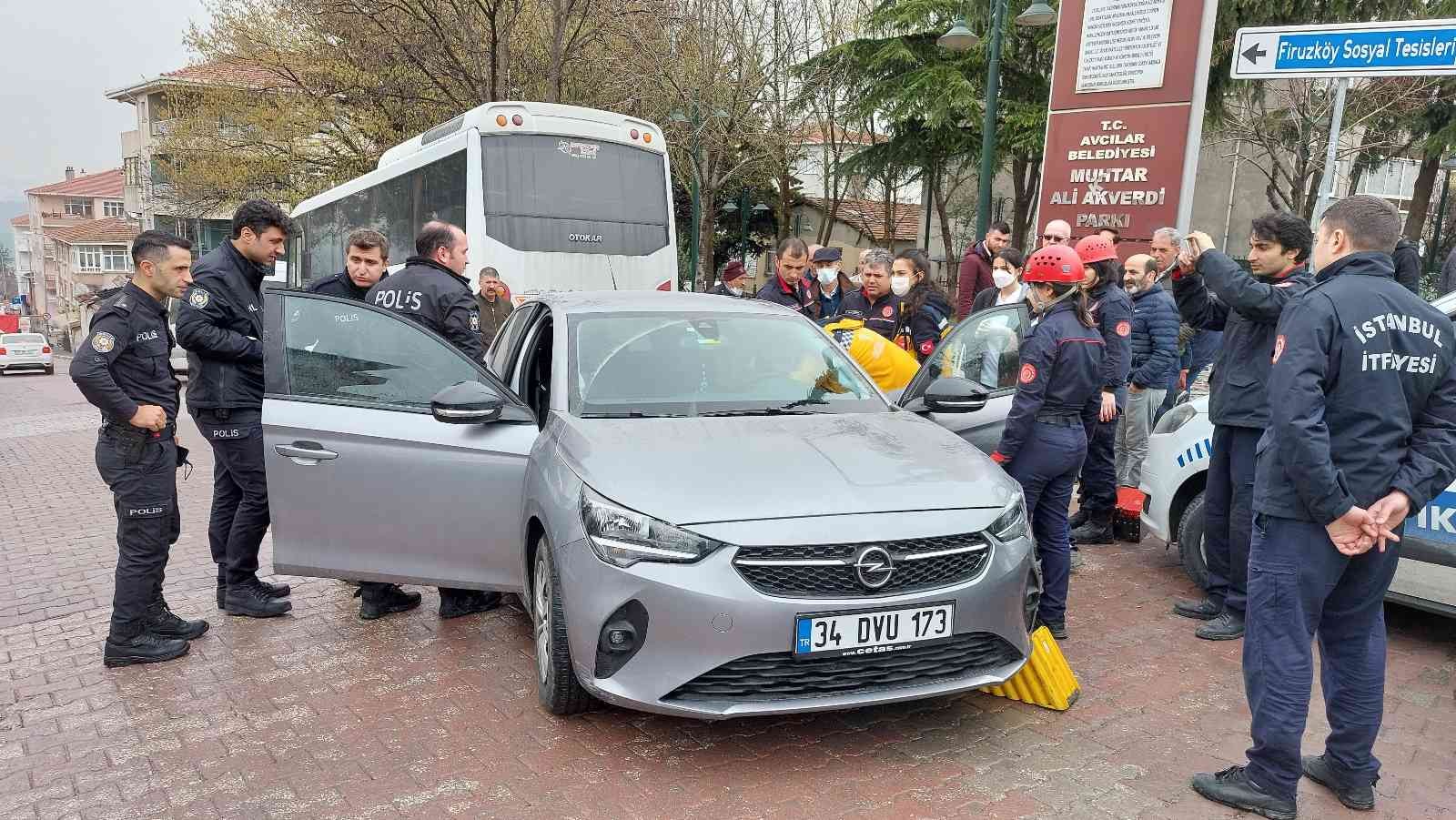 Avcılar’da, aşırı alkol alarak sızan sürücü yol ortasında kaldı. Polis ve sağlık ekiplerinin dakikalarca uyandırmaya çalıştığı adam ambulansla ...