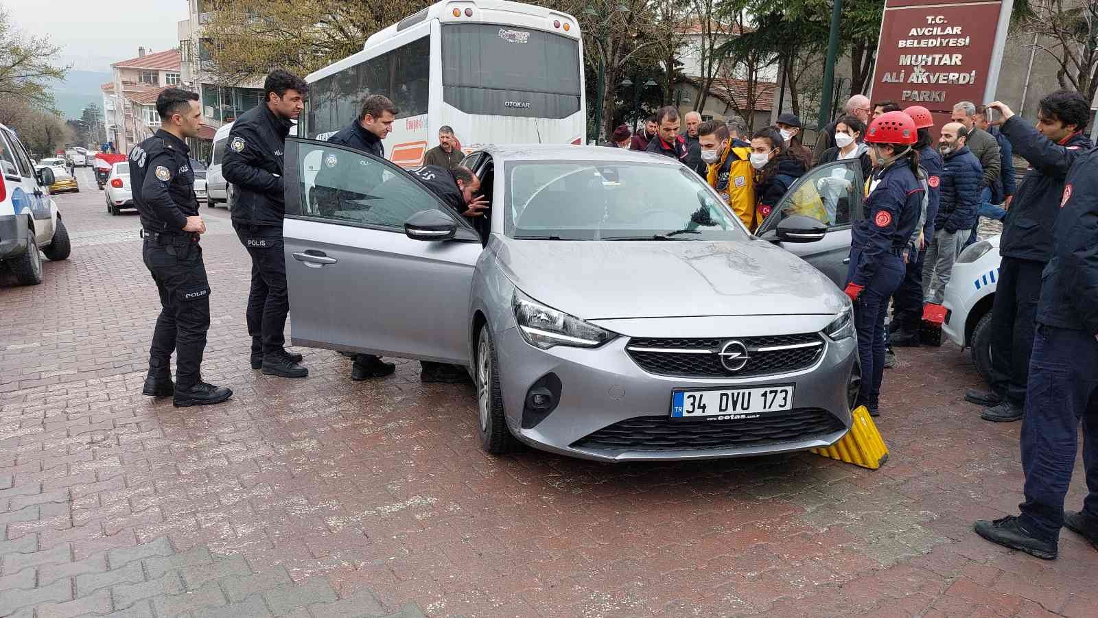 Avcılar’da, aşırı alkol alarak sızan sürücü yol ortasında kaldı. Polis ve sağlık ekiplerinin dakikalarca uyandırmaya çalıştığı adam ambulansla ...