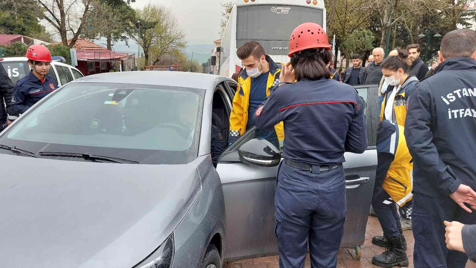 Avcılar’da, aşırı alkol alarak sızan sürücü yol ortasında kaldı. Polis ve sağlık ekiplerinin dakikalarca uyandırmaya çalıştığı adam ambulansla ...