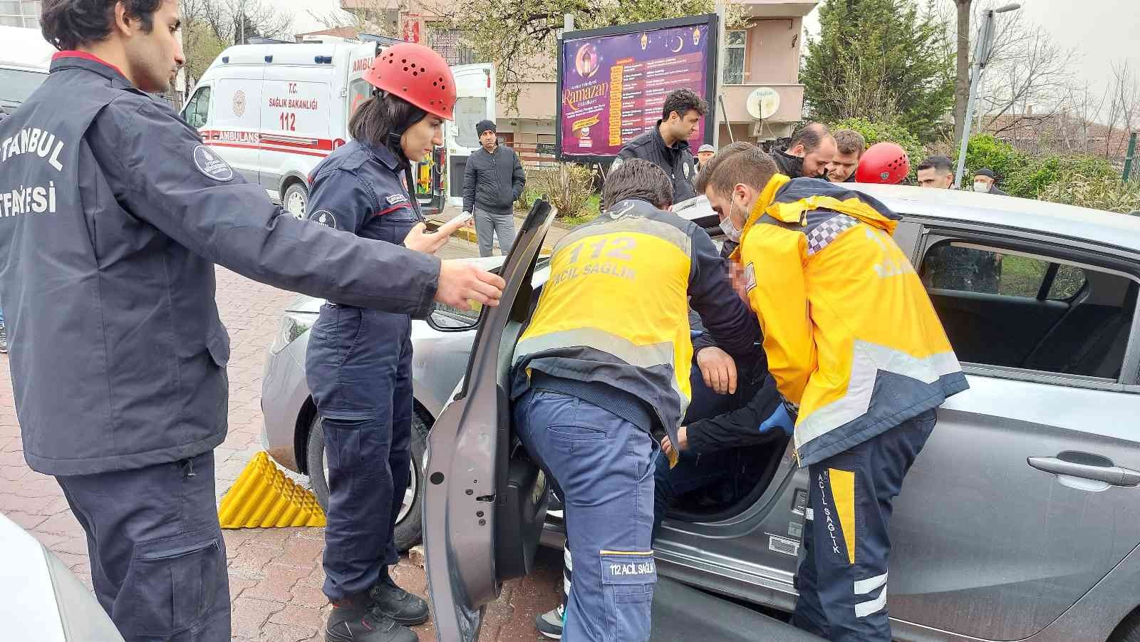 Avcılar’da, aşırı alkol alarak sızan sürücü yol ortasında kaldı. Polis ve sağlık ekiplerinin dakikalarca uyandırmaya çalıştığı adam ambulansla ...