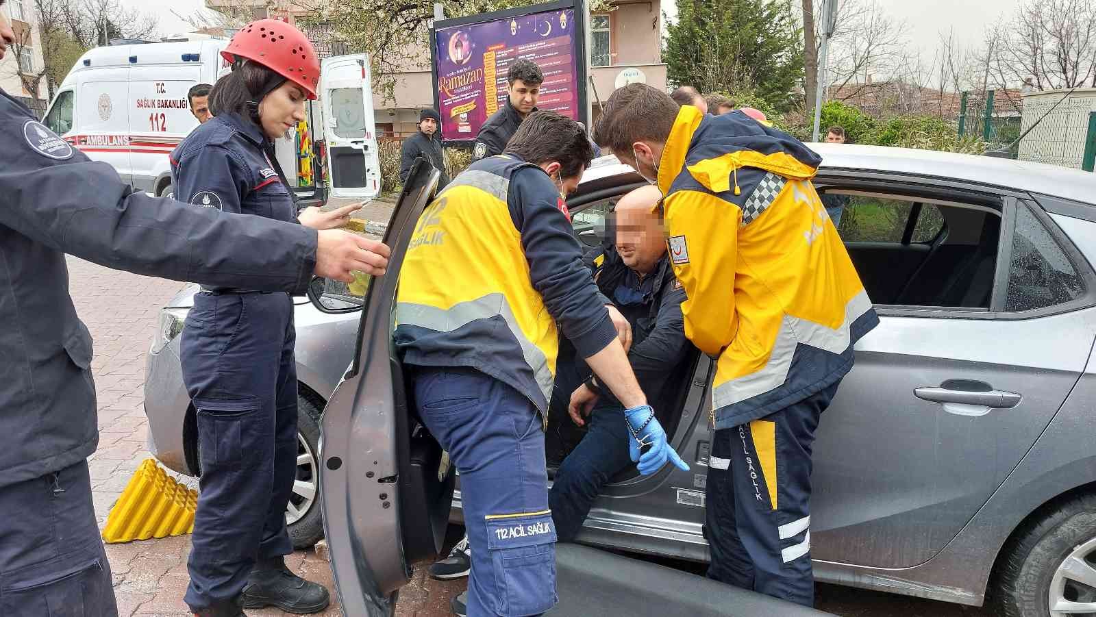 Avcılar’da, aşırı alkol alarak sızan sürücü yol ortasında kaldı. Polis ve sağlık ekiplerinin dakikalarca uyandırmaya çalıştığı adam ambulansla ...