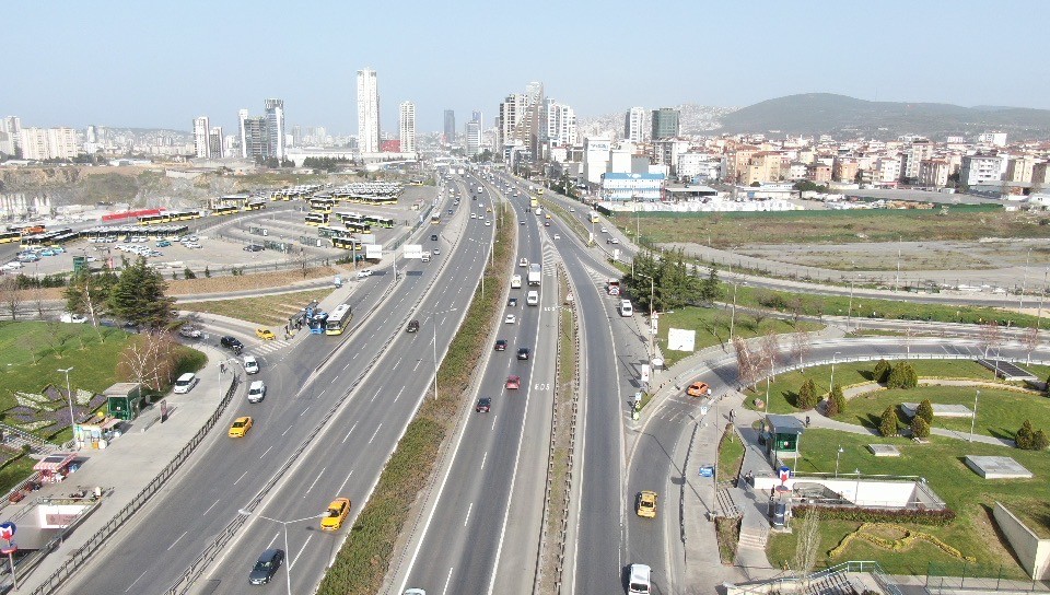 Ramazan ayının ilk gününde İstanbul’da trafik yoğunluğunun yüzde 20 seviyesinde olduğu görüldü. Araç yoğunluğunun az olduğu ve araç seyrinin ...