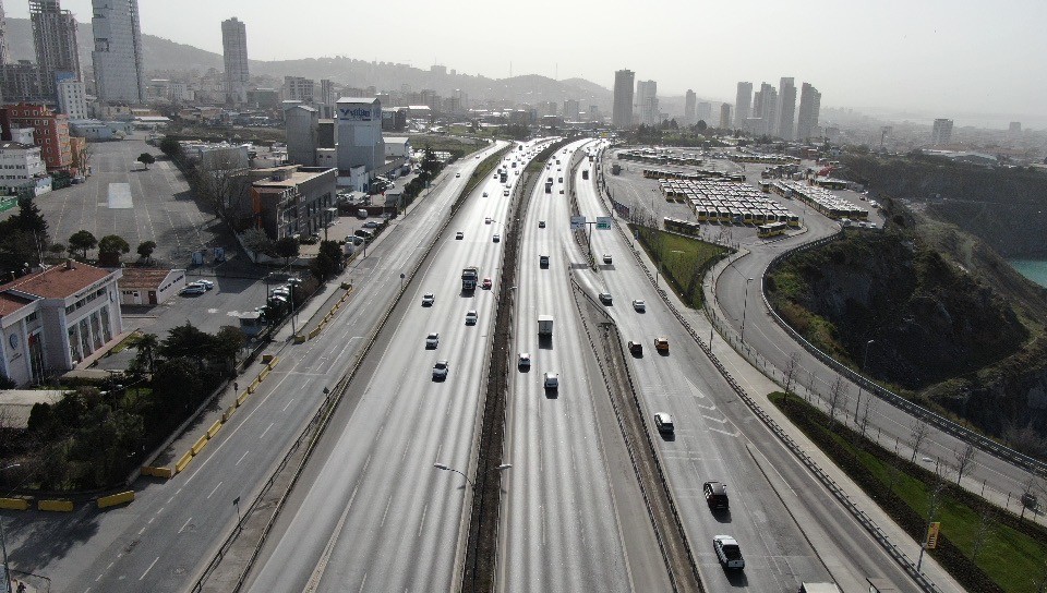 Ramazan ayının ilk gününde İstanbul’da trafik yoğunluğunun yüzde 20 seviyesinde olduğu görüldü. Araç yoğunluğunun az olduğu ve araç seyrinin ...