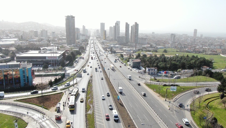 Ramazan ayının ilk gününde İstanbul’da trafik yoğunluğunun yüzde 20 seviyesinde olduğu görüldü. Araç yoğunluğunun az olduğu ve araç seyrinin ...