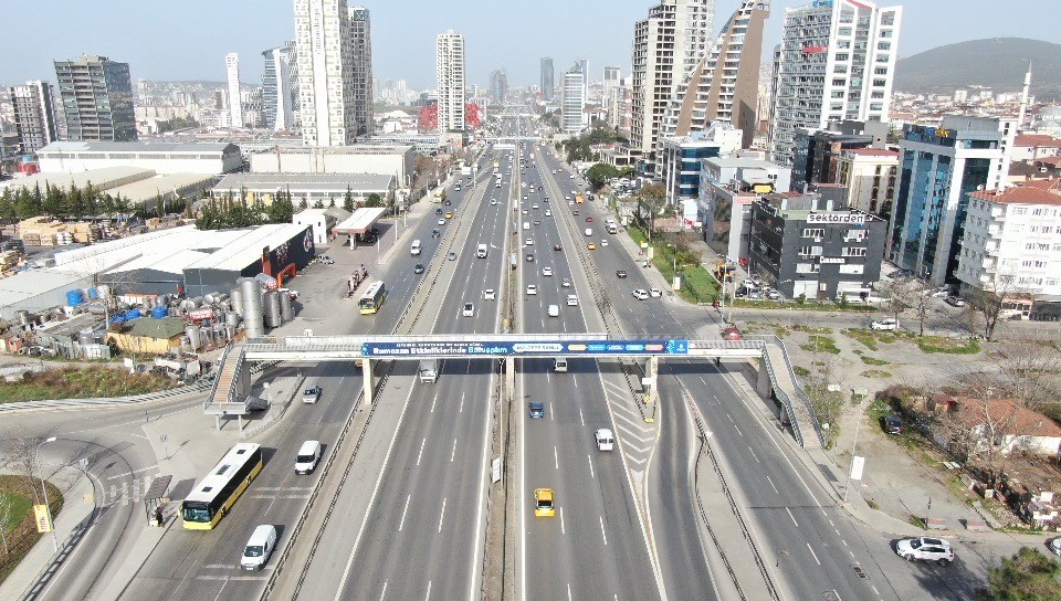 Ramazan ayının ilk gününde İstanbul’da trafik yoğunluğunun yüzde 20 seviyesinde olduğu görüldü. Araç yoğunluğunun az olduğu ve araç seyrinin ...