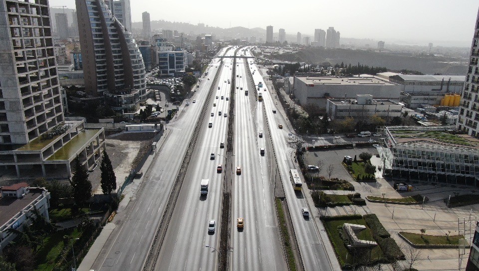 Ramazan ayının ilk gününde İstanbul’da trafik yoğunluğunun yüzde 20 seviyesinde olduğu görüldü. Araç yoğunluğunun az olduğu ve araç seyrinin ...