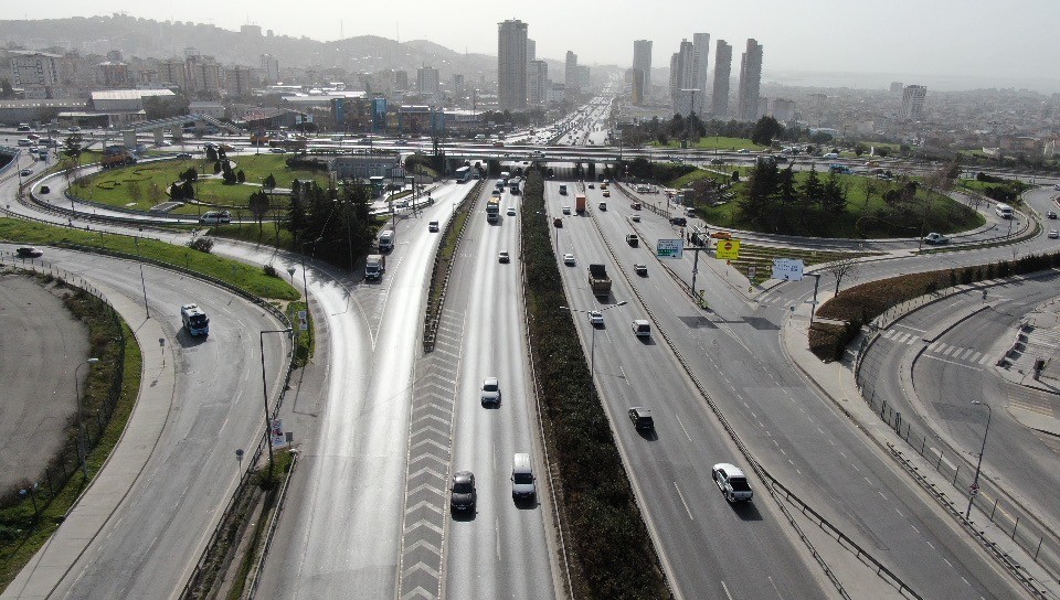 Ramazan ayının ilk gününde İstanbul’da trafik yoğunluğunun yüzde 20 seviyesinde olduğu görüldü. Araç yoğunluğunun az olduğu ve araç seyrinin ...