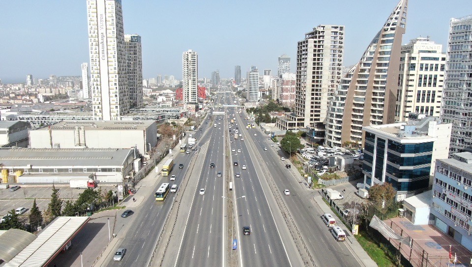 Ramazan ayının ilk gününde İstanbul’da trafik yoğunluğunun yüzde 20 seviyesinde olduğu görüldü. Araç yoğunluğunun az olduğu ve araç seyrinin ...