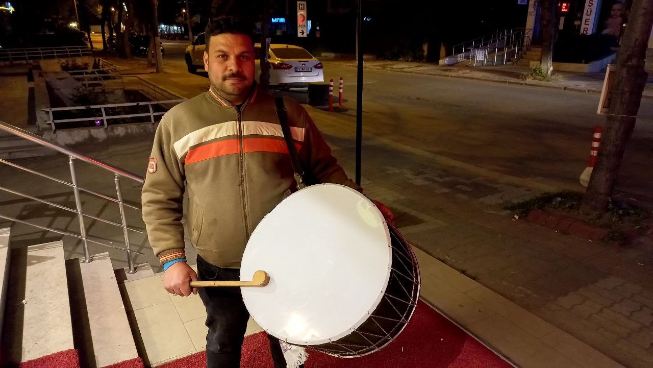 Edirneli davulcular, maniler eşliğinde sahura kaldırdıkları mahalle sakinlerinden Ramazan Ayı’nın 15’i olması nedeniyle bahşiş topladı. Edirne ...