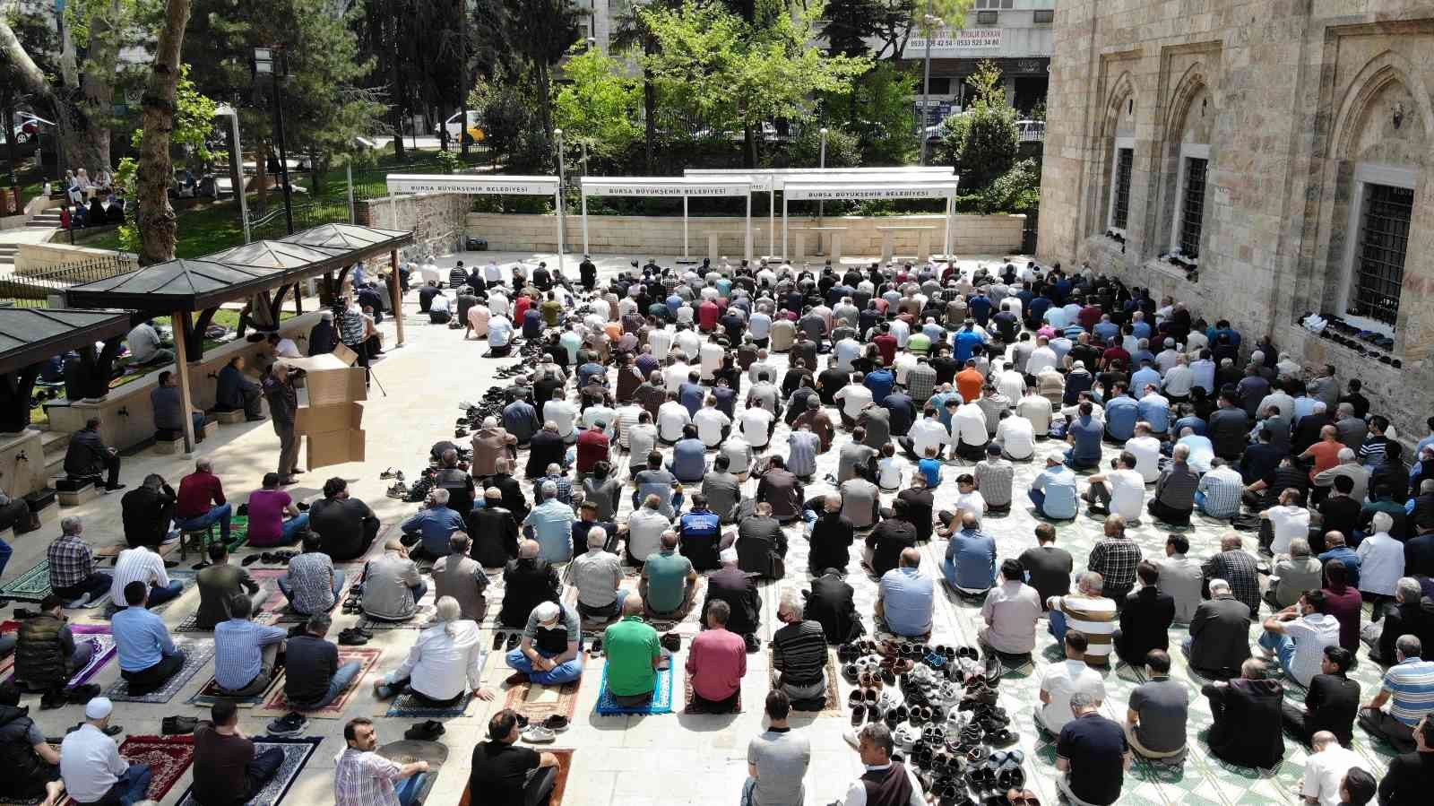 Ramazanın son cuma namazı feyzinden ve bereketinden yararlanmak isteyen Bursalılar camilere akın etti. Bursa Ulucami’nin içi ve dışı tamamen ...