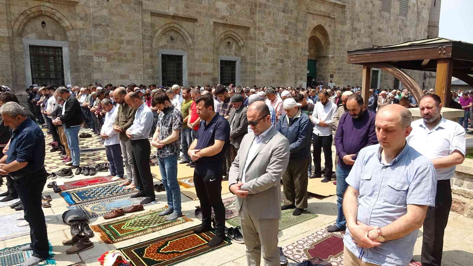 Ramazanın son cuma namazı feyzinden ve bereketinden yararlanmak isteyen Bursalılar camilere akın etti. Bursa Ulucami’nin içi ve dışı tamamen ...