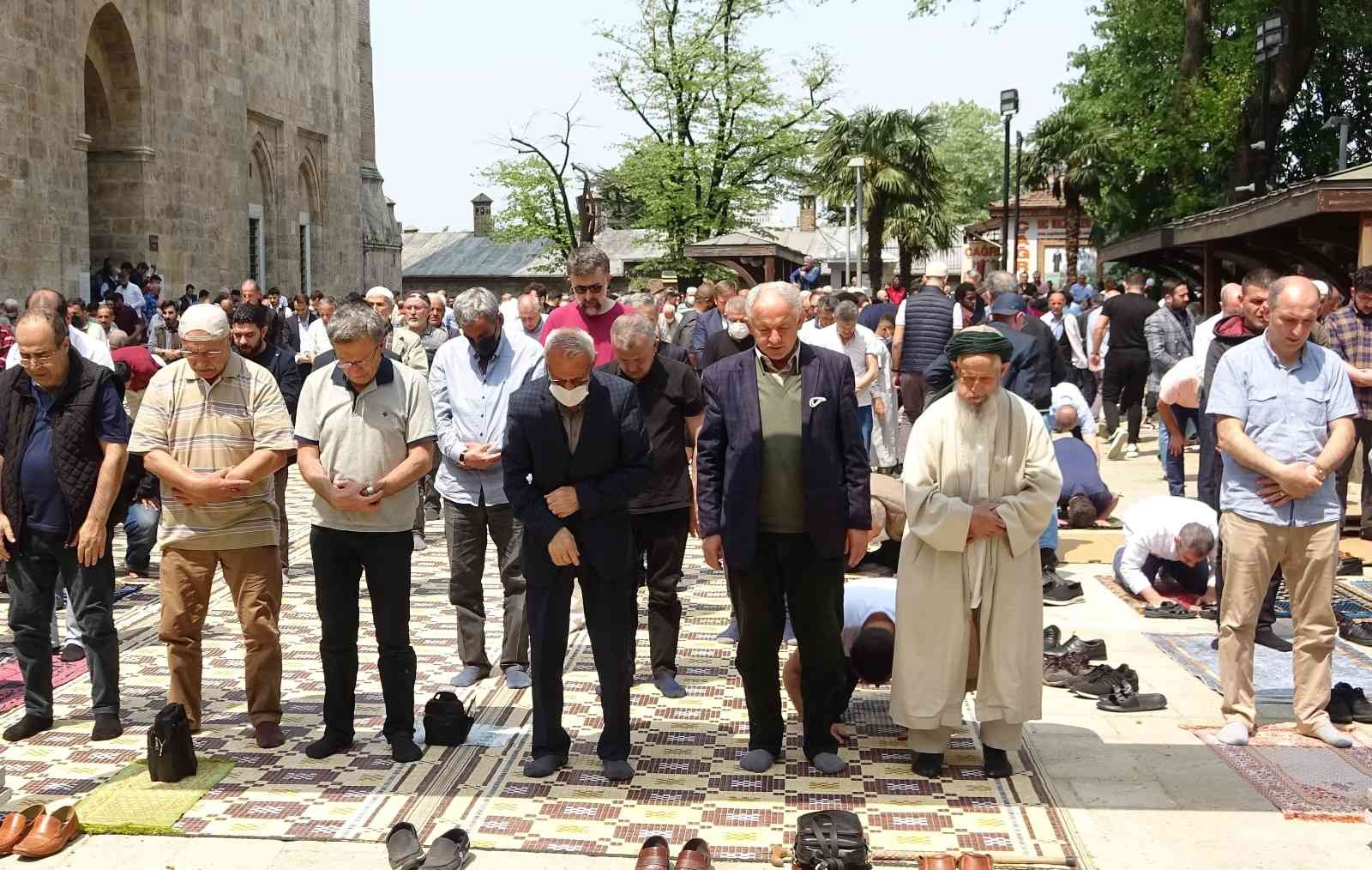 Ramazanın son cuma namazı feyzinden ve bereketinden yararlanmak isteyen Bursalılar camilere akın etti. Bursa Ulucami’nin içi ve dışı tamamen ...