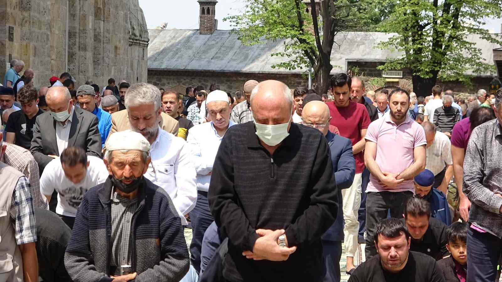 Ramazanın son cuma namazı feyzinden ve bereketinden yararlanmak isteyen Bursalılar camilere akın etti. Bursa Ulucami’nin içi ve dışı tamamen ...