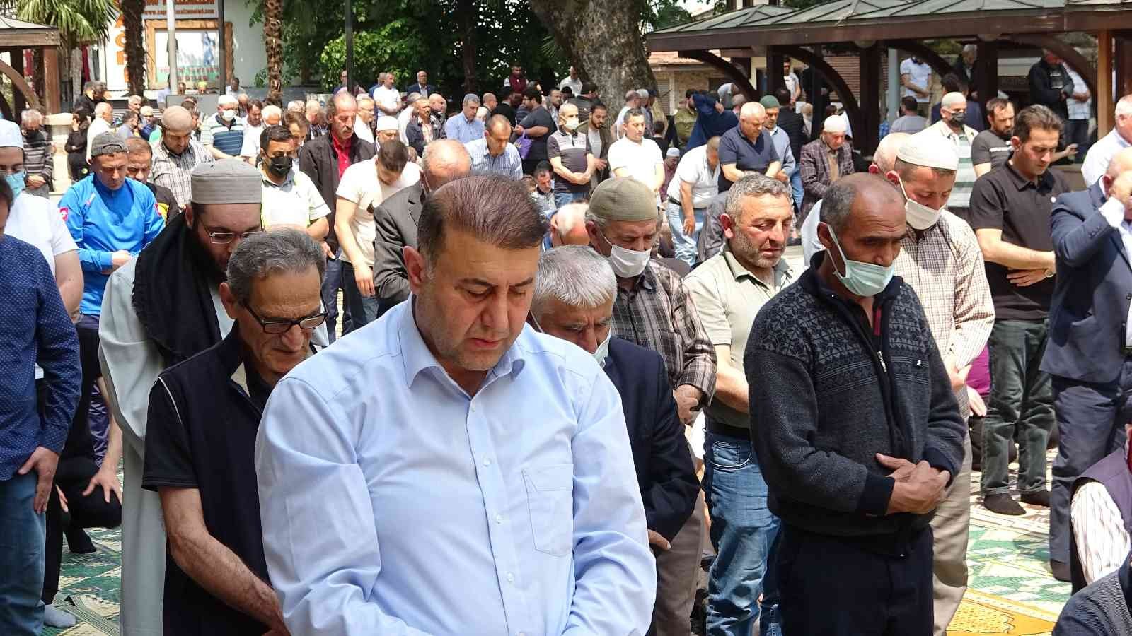 Ramazanın son cuma namazı feyzinden ve bereketinden yararlanmak isteyen Bursalılar camilere akın etti. Bursa Ulucami’nin içi ve dışı tamamen ...