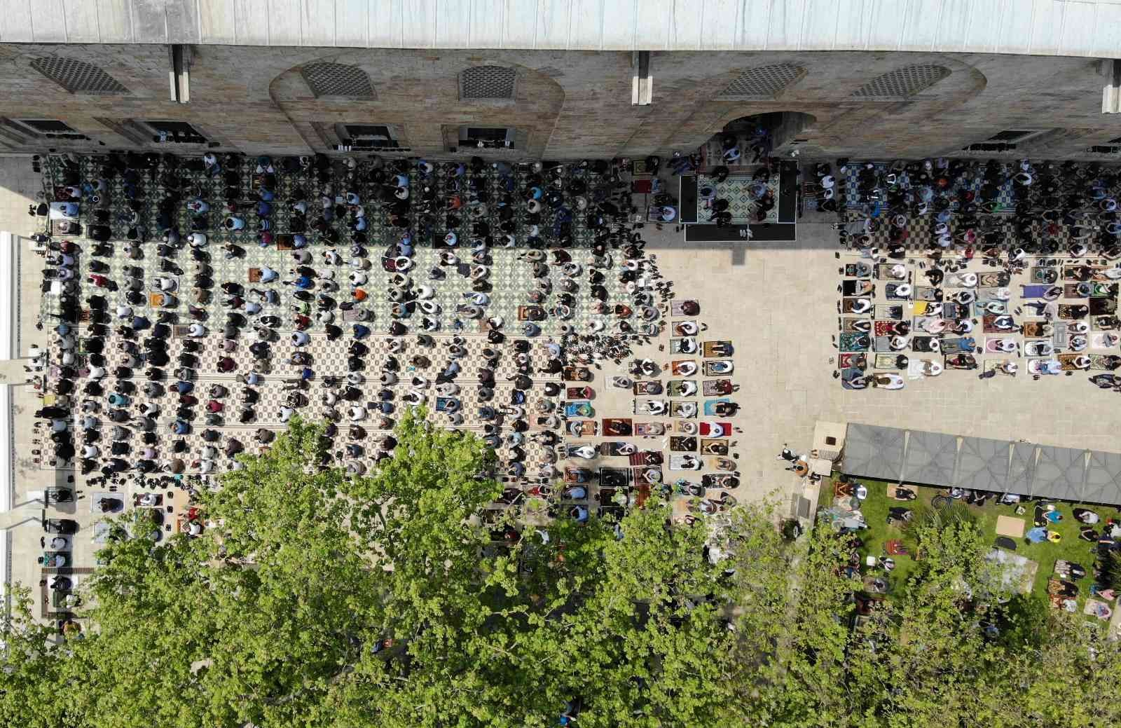 Ramazanın son cuma namazı feyzinden ve bereketinden yararlanmak isteyen Bursalılar camilere akın etti. Bursa Ulucami’nin içi ve dışı tamamen ...