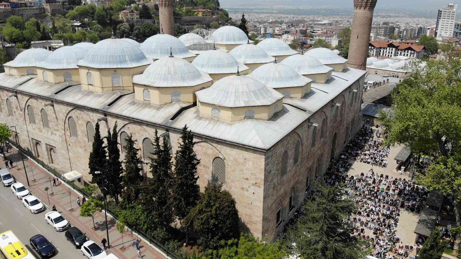 Ramazanın son cuma namazı feyzinden ve bereketinden yararlanmak isteyen Bursalılar camilere akın etti. Bursa Ulucami’nin içi ve dışı tamamen ...