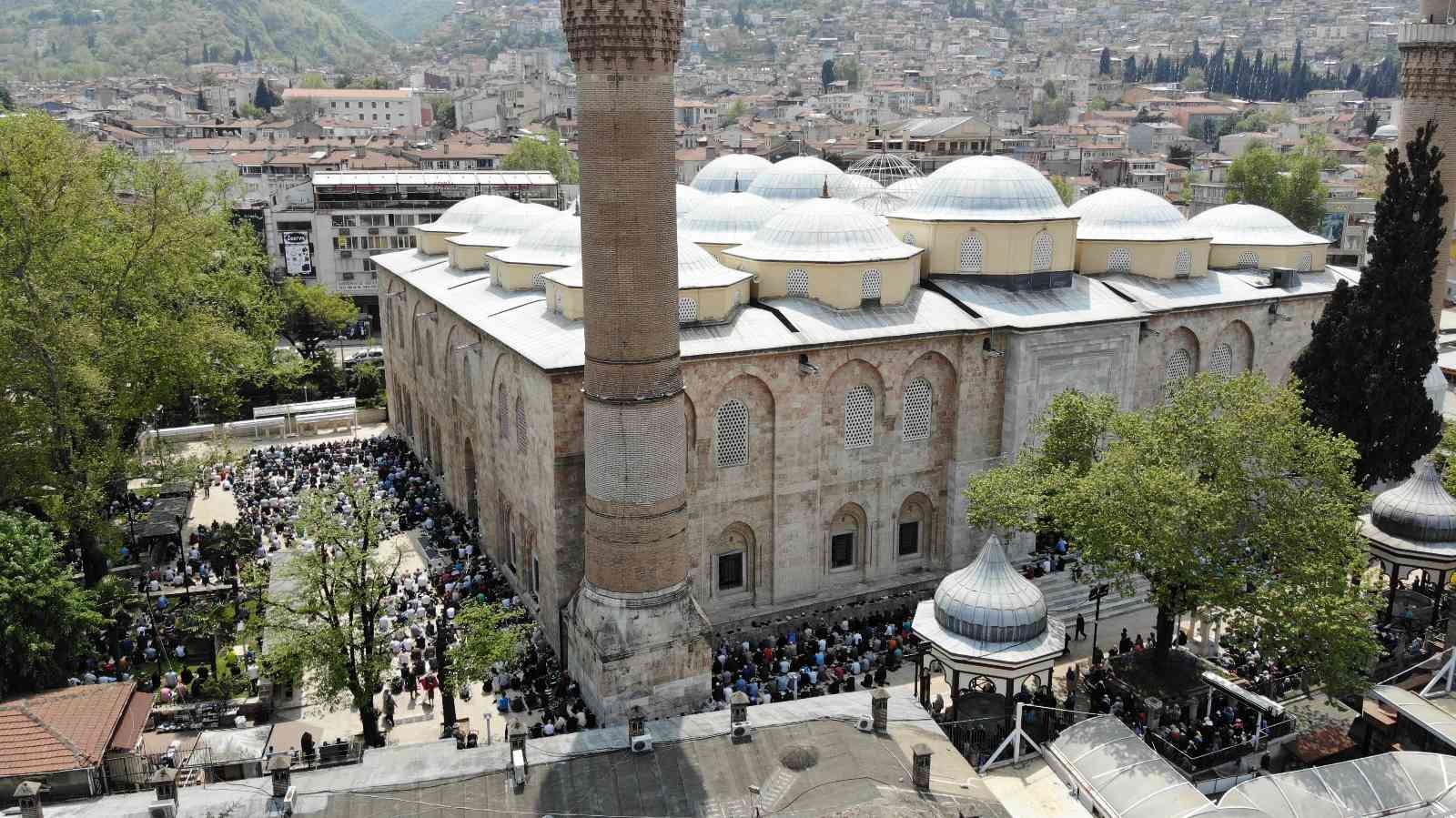 Ramazanın son cuma namazı feyzinden ve bereketinden yararlanmak isteyen Bursalılar camilere akın etti. Bursa Ulucami’nin içi ve dışı tamamen ...