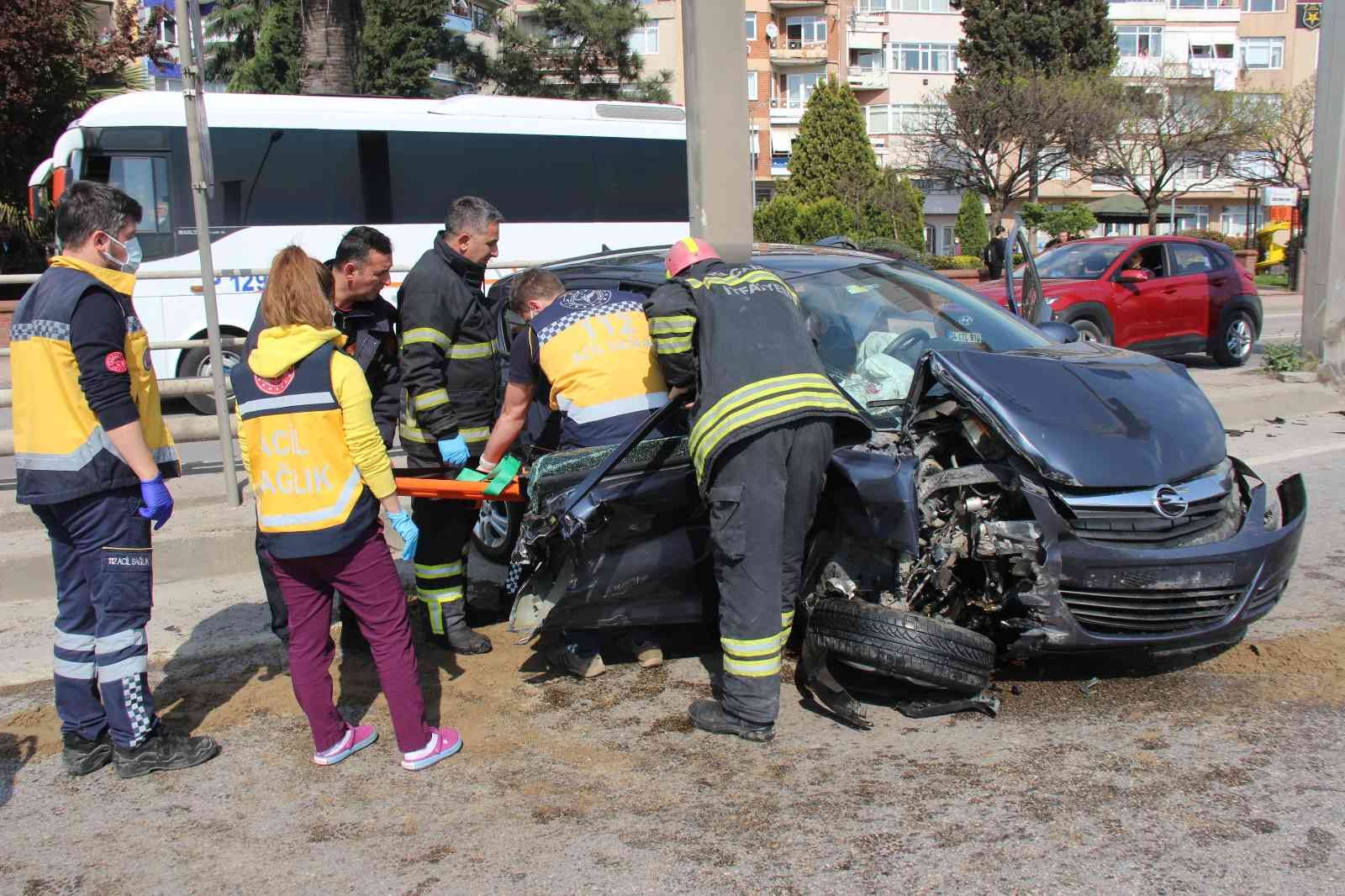 Kocaeli’de refüje çarparak hurdaya dönen otomobile, arkasından gelen bir başka otomobil çarptı. Kazada araç içinde sıkışan yaralılar itfaiye ...