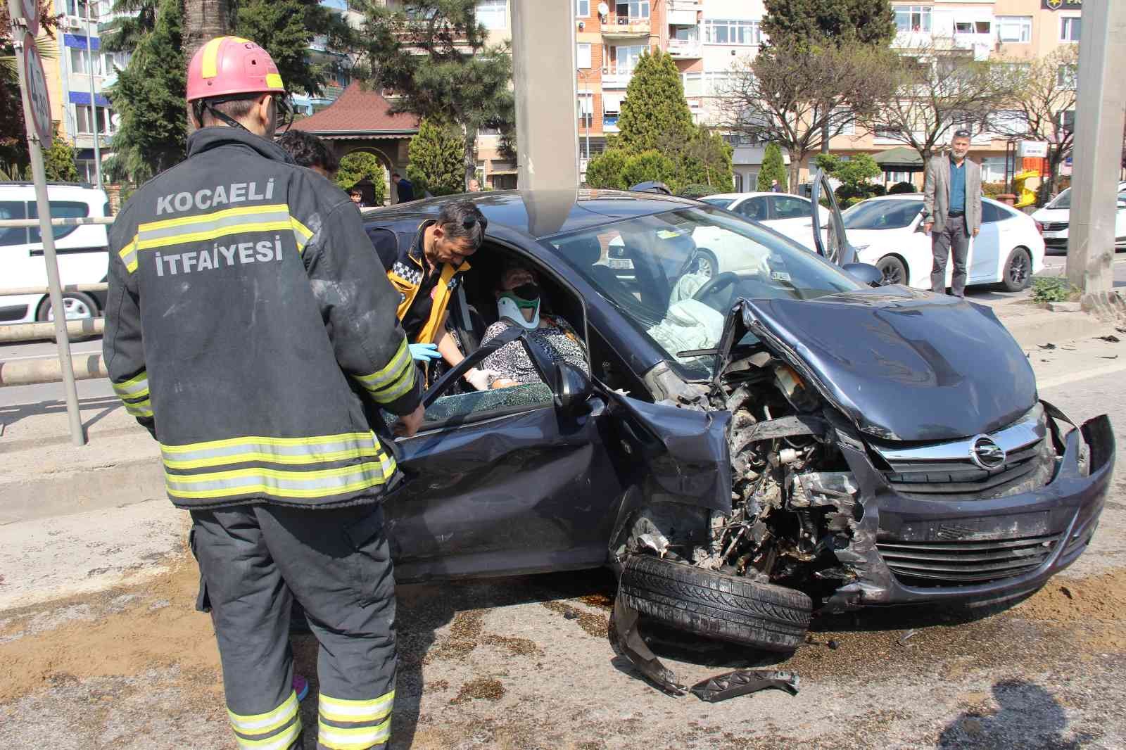 Kocaeli’de refüje çarparak hurdaya dönen otomobile, arkasından gelen bir başka otomobil çarptı. Kazada araç içinde sıkışan yaralılar itfaiye ...