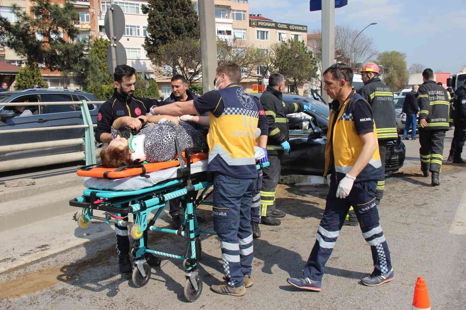 Kocaeli’de refüje çarparak hurdaya dönen otomobile, arkasından gelen bir başka otomobil çarptı. Kazada araç içinde sıkışan yaralılar itfaiye ...