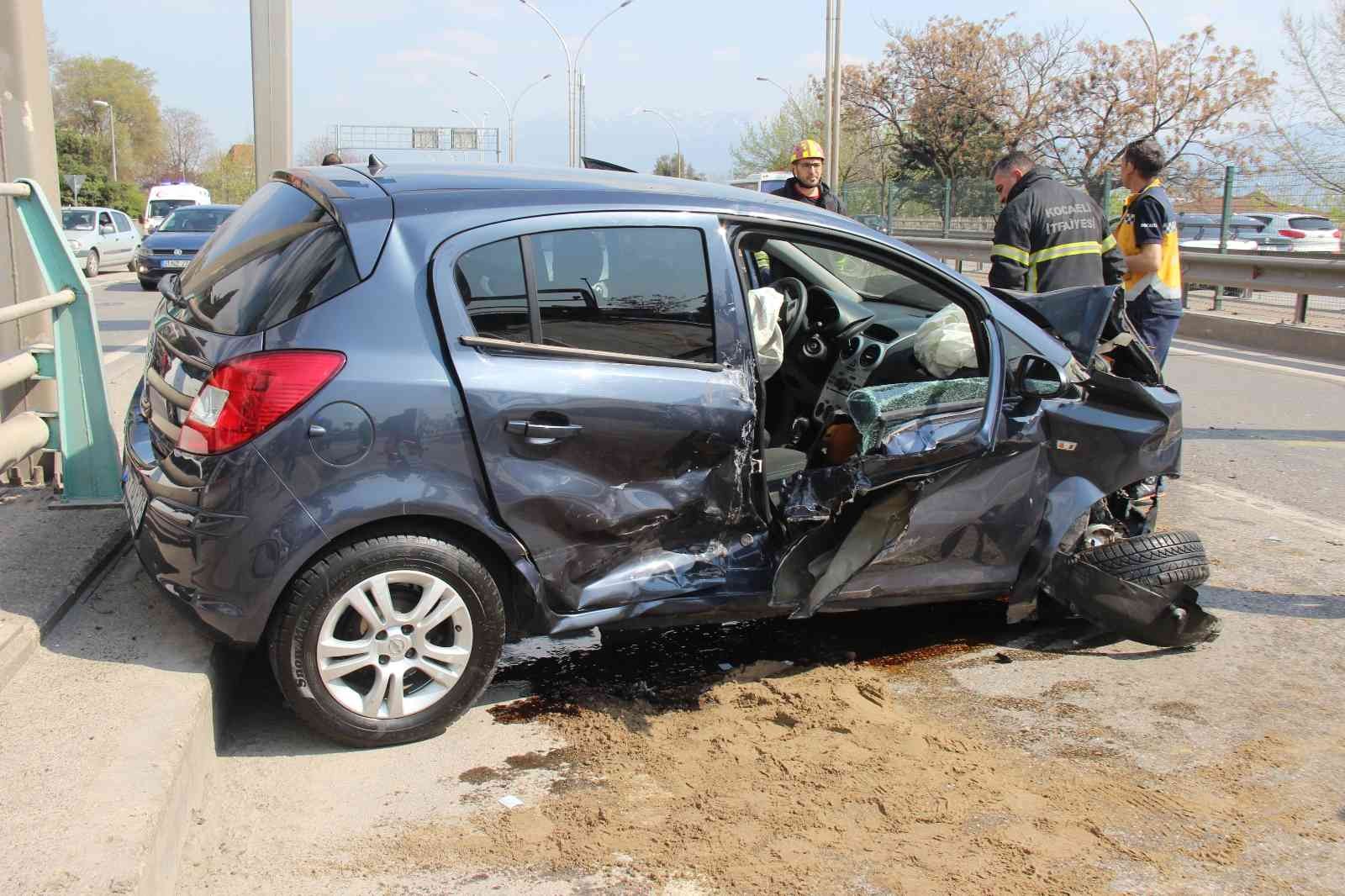 Kocaeli’de refüje çarparak hurdaya dönen otomobile, arkasından gelen bir başka otomobil çarptı. Kazada araç içinde sıkışan yaralılar itfaiye ...