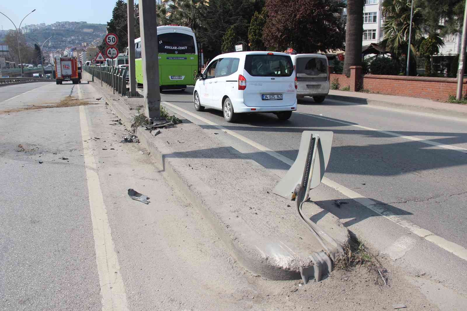 Kocaeli’de refüje çarparak hurdaya dönen otomobile, arkasından gelen bir başka otomobil çarptı. Kazada araç içinde sıkışan yaralılar itfaiye ...