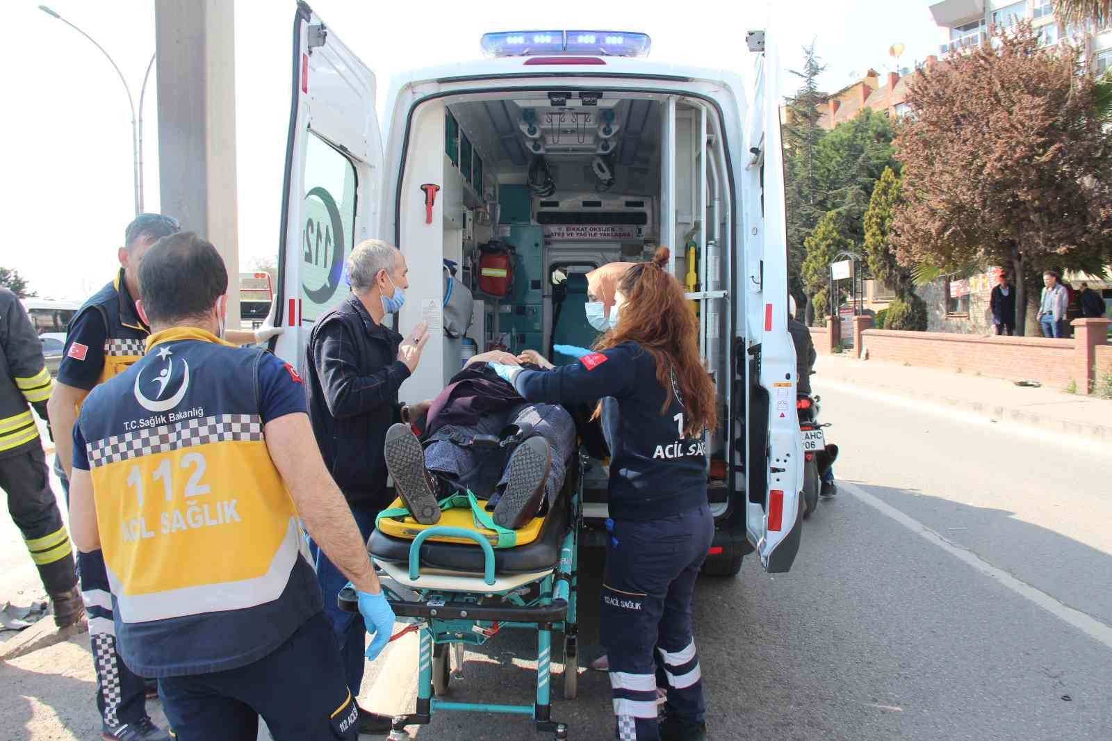 Kocaeli’de refüje çarparak hurdaya dönen otomobile, arkasından gelen bir başka otomobil çarptı. Kazada araç içinde sıkışan yaralılar itfaiye ...