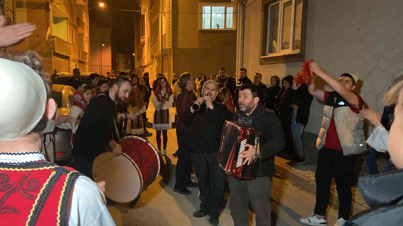 Bursa’nın İnegöl ilçesinde Rumeli Türkleri Kültür ve Forklor Derneği yönetimi, ilçede ilgi çeken bir sahura imza attı. Rumeli yöresine özgü ...