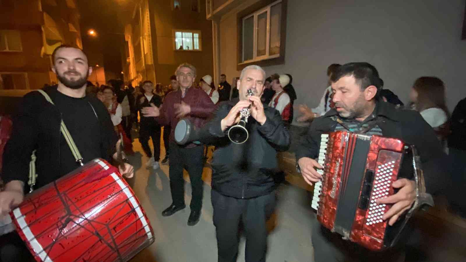 Bursa’nın İnegöl ilçesinde Rumeli Türkleri Kültür ve Forklor Derneği yönetimi, ilçede ilgi çeken bir sahura imza attı. Rumeli yöresine özgü ...