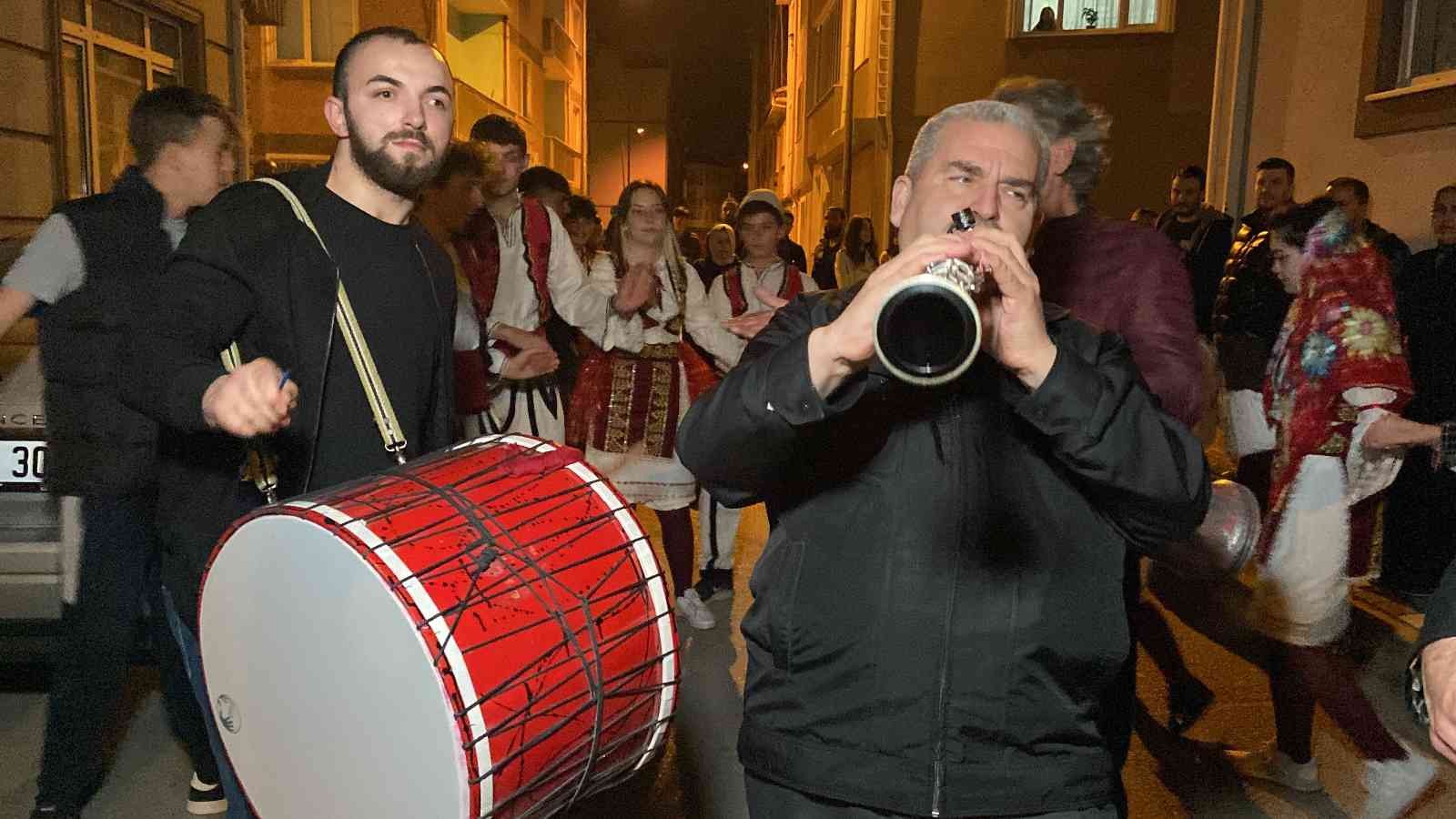 Bursa’nın İnegöl ilçesinde Rumeli Türkleri Kültür ve Forklor Derneği yönetimi, ilçede ilgi çeken bir sahura imza attı. Rumeli yöresine özgü ...