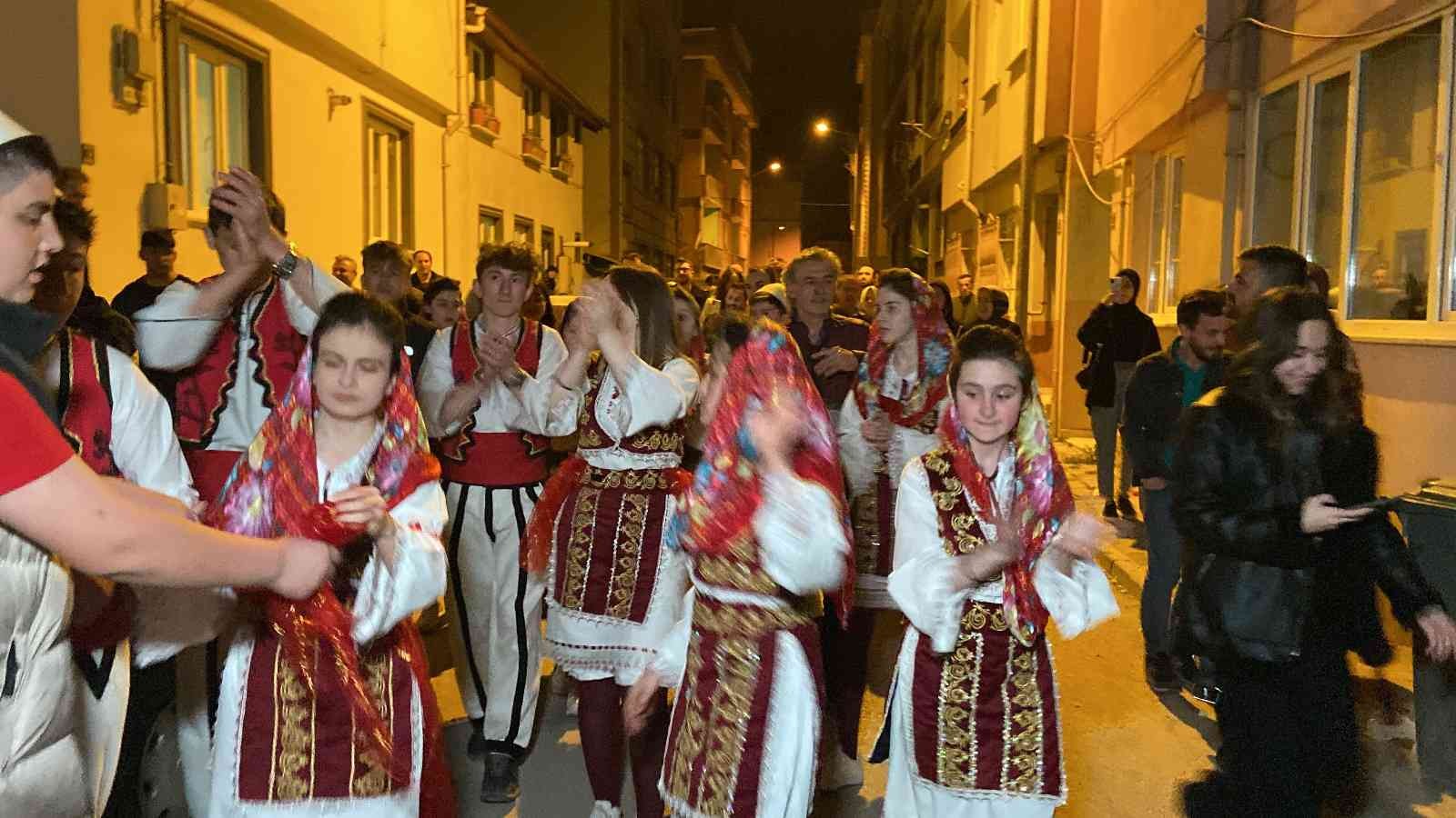 Bursa’nın İnegöl ilçesinde Rumeli Türkleri Kültür ve Forklor Derneği yönetimi, ilçede ilgi çeken bir sahura imza attı. Rumeli yöresine özgü ...