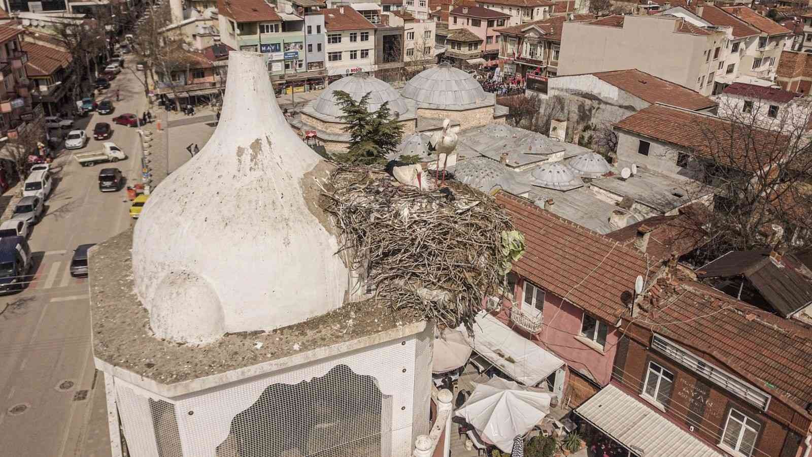 Bursa Yenişehir’deki tarihi saat kulesini yuva edinen leylek çifti, bu bahar da geleneği bozmadı. Yenişehir Belediye Başkanı Davut Aydın’ın ...