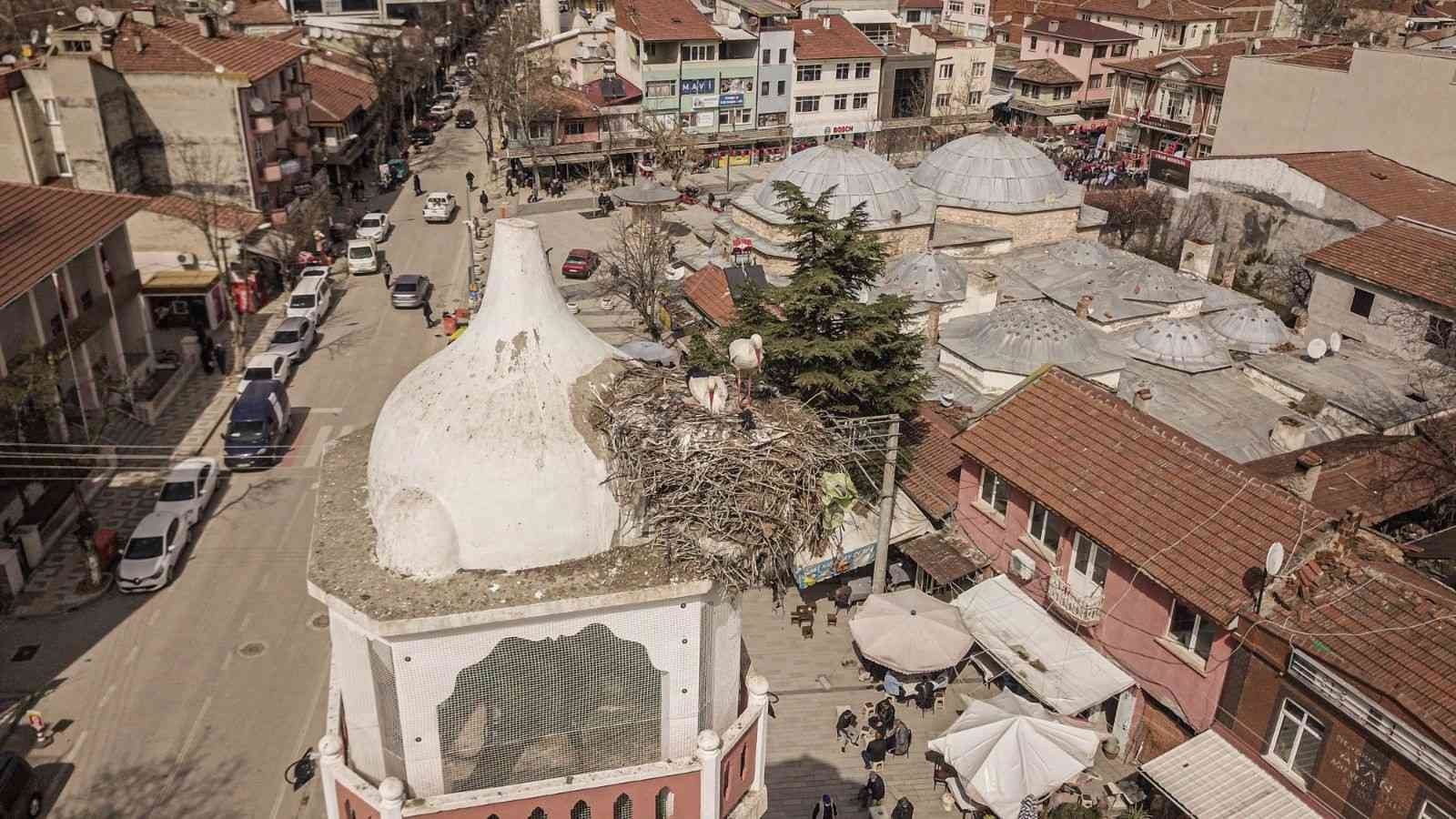 Bursa Yenişehir’deki tarihi saat kulesini yuva edinen leylek çifti, bu bahar da geleneği bozmadı. Yenişehir Belediye Başkanı Davut Aydın’ın ...