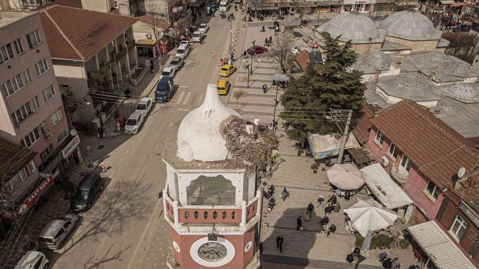 Bursa Yenişehir’deki tarihi saat kulesini yuva edinen leylek çifti, bu bahar da geleneği bozmadı. Yenişehir Belediye Başkanı Davut Aydın’ın ...