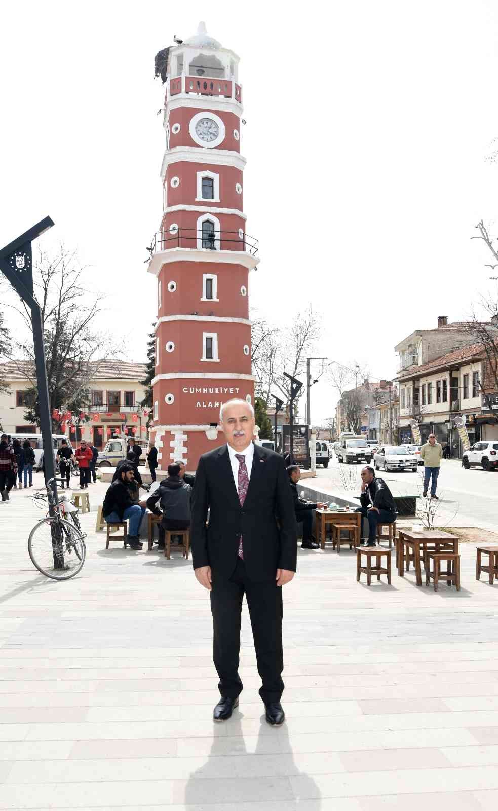 Bursa Yenişehir’deki tarihi saat kulesini yuva edinen leylek çifti, bu bahar da geleneği bozmadı. Yenişehir Belediye Başkanı Davut Aydın’ın ...