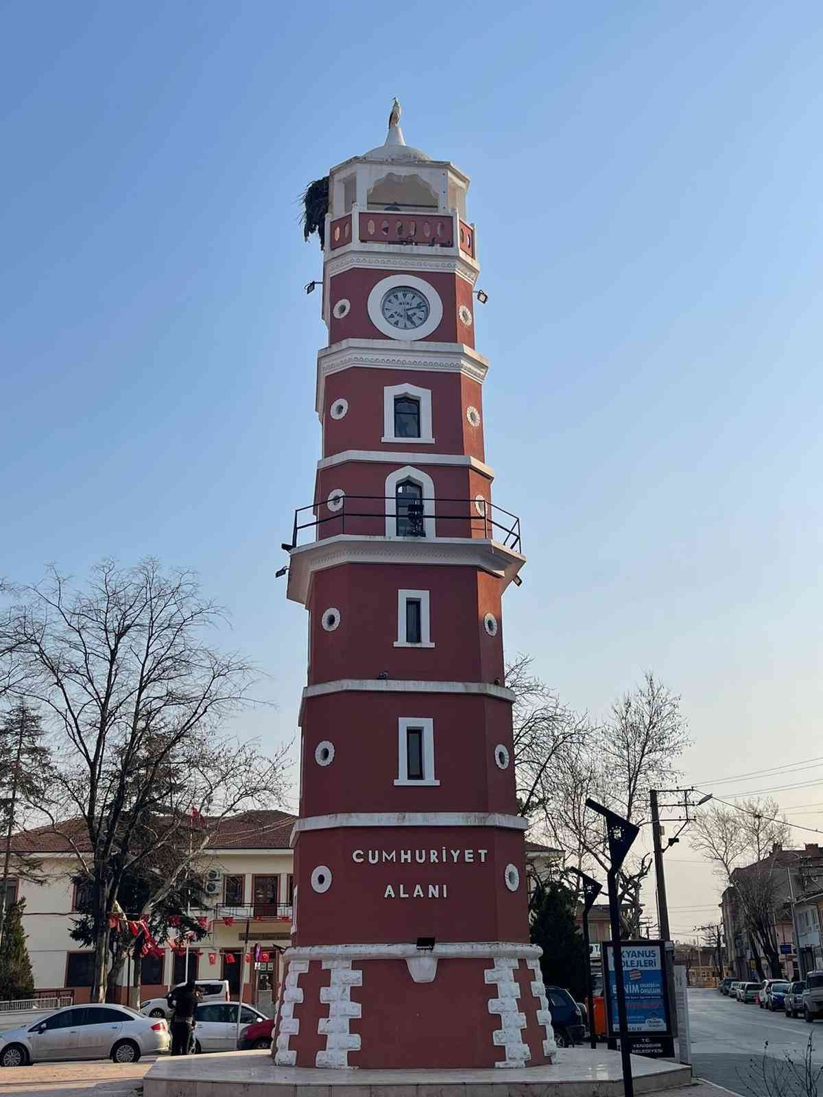 Bursa Yenişehir’deki tarihi saat kulesini yuva edinen leylek çifti, bu bahar da geleneği bozmadı. Yenişehir Belediye Başkanı Davut Aydın’ın ...