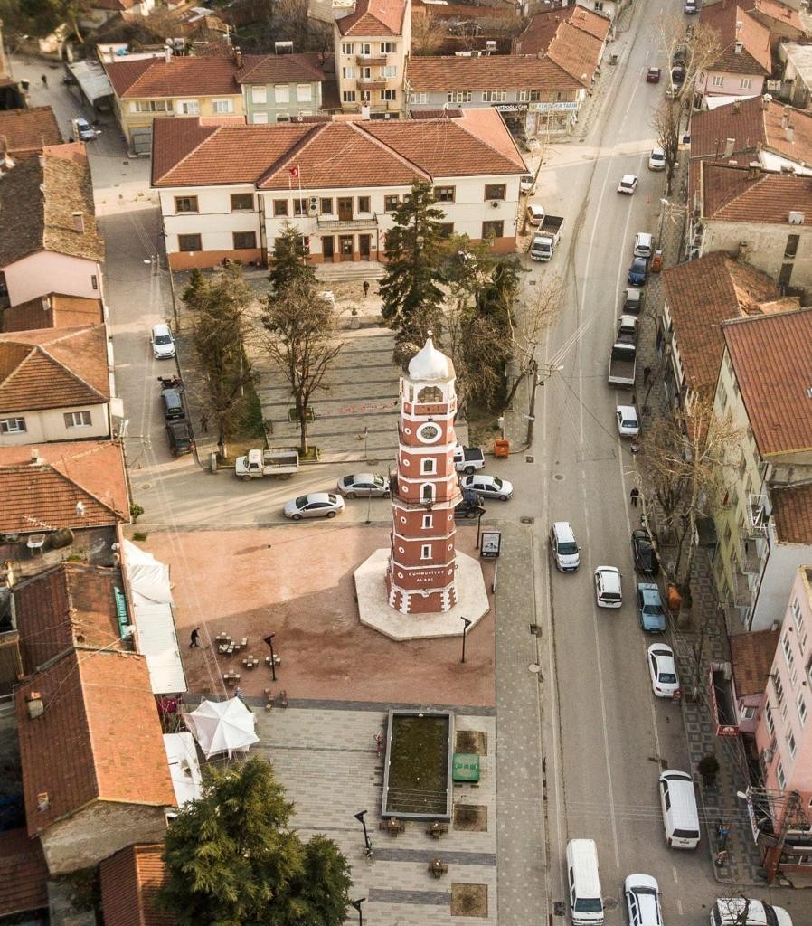 Bursa Yenişehir’deki tarihi saat kulesini yuva edinen leylek çifti, bu bahar da geleneği bozmadı. Yenişehir Belediye Başkanı Davut Aydın’ın ...