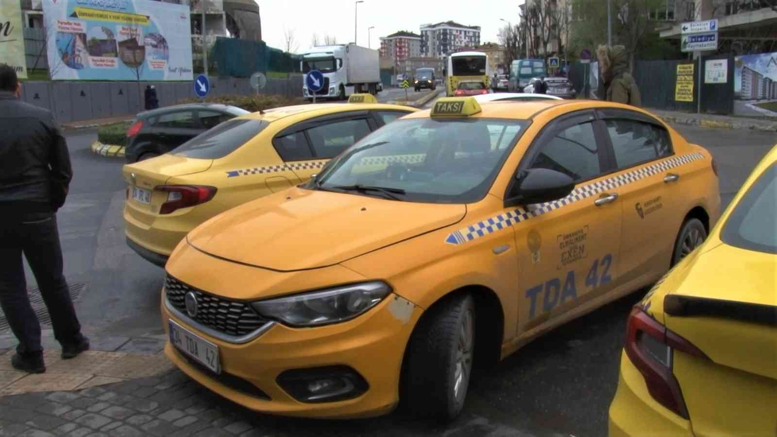 Sabiha Gökçen Havalimanı’nda çalışan bir durak kahyası, polise ceza yazdıracağını belirterek havalimanına yolcu bırakan taksi şoförünü tehdit ...