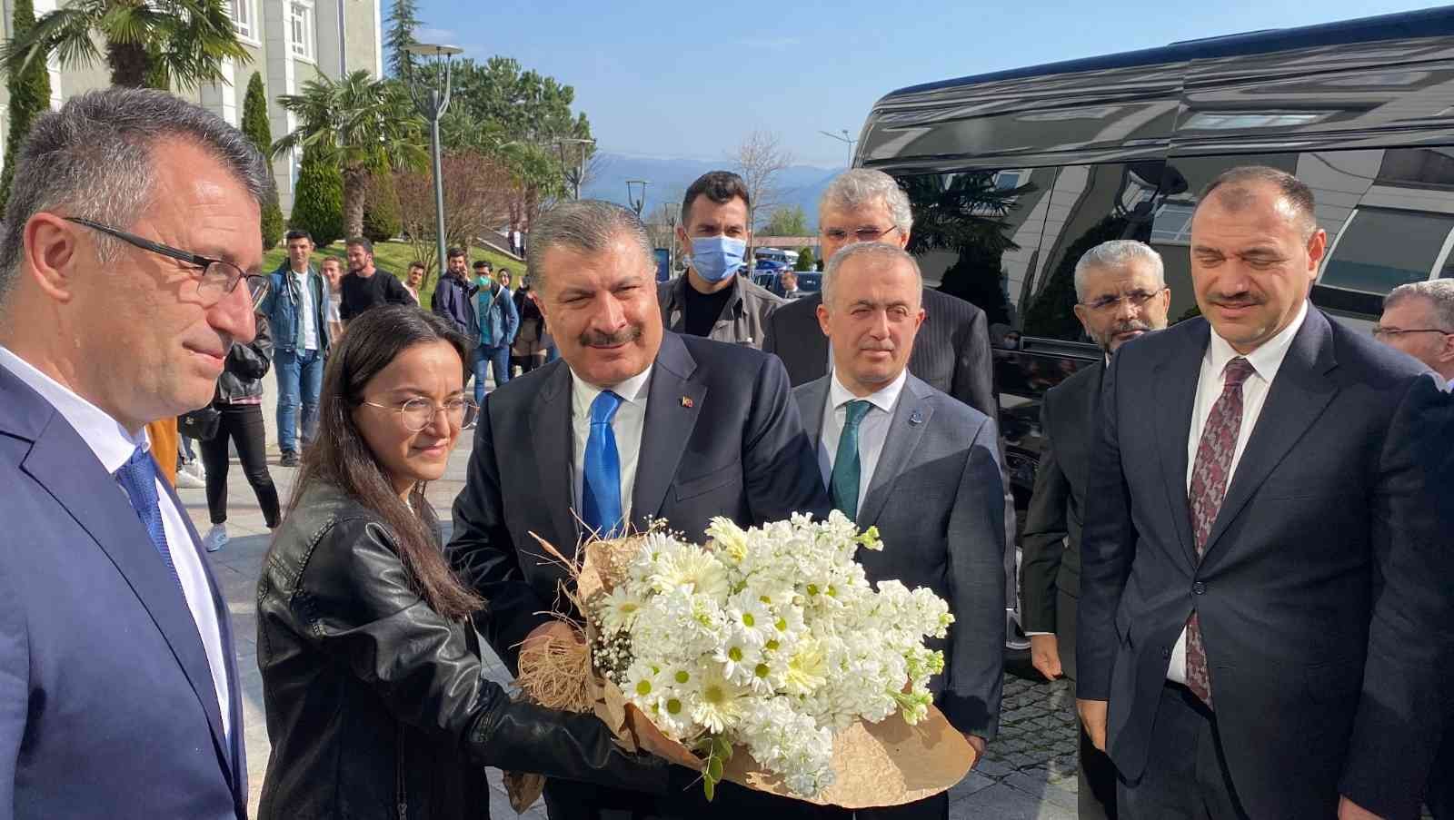 Sağlık Bakanı Dr. Fahrettin Koca, sağlık çalışanlarının pandemide yıprandığını belirterek "Salgın hastalık sonrası toparlanmaya çalışıyoruz. İki ...