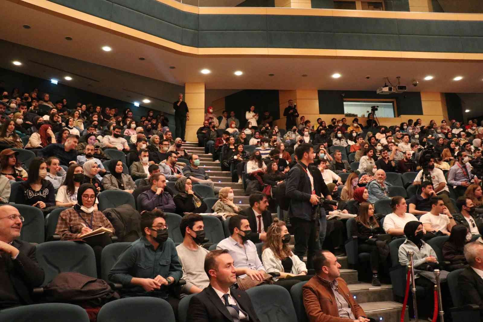 Sağlık Bakanı Dr. Fahrettin Koca, sağlık çalışanlarının pandemide yıprandığını belirterek "Salgın hastalık sonrası toparlanmaya çalışıyoruz. İki ...