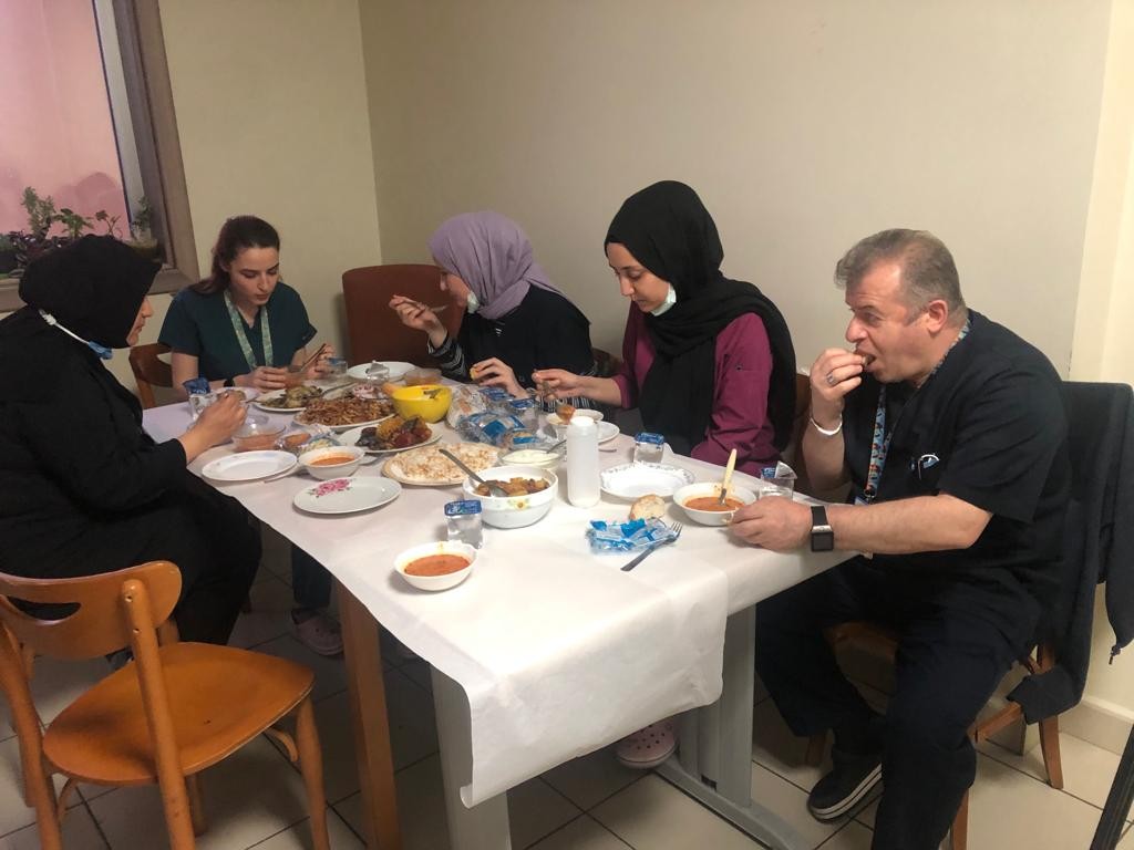 Sağlık çalışanlarının yoğun mesaisi Ramazan ayında da gece gündüz sürüyor. İftar vaktinde görevi başında olan sağlık çalışanları, dönüşümlü ...