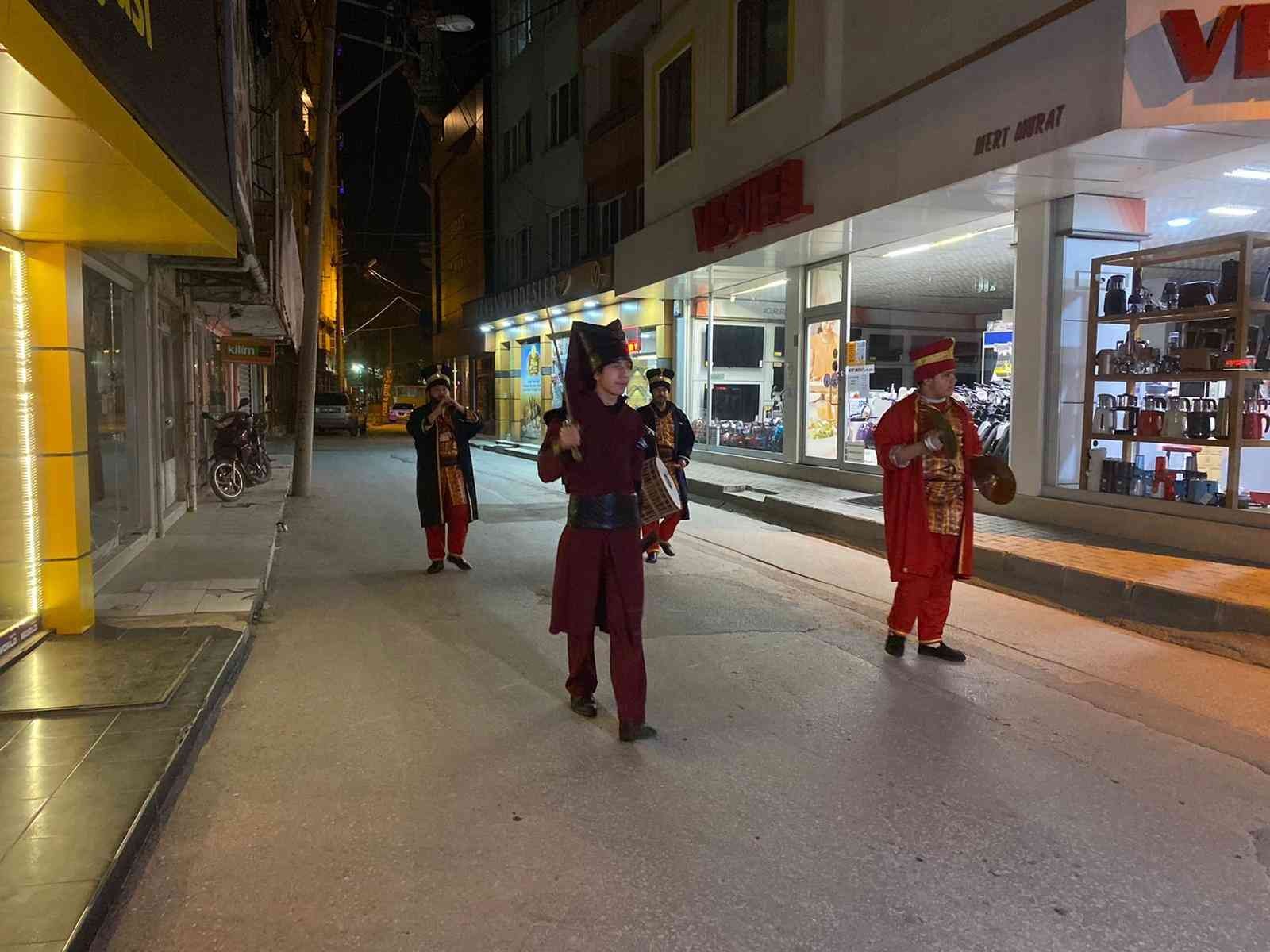 Balıkesir’de vatandaşlar, Ramazan ayının’da sahura mehteran takımının çaldığı marşlarla uyandı. Balıkesir’in ege mahallesinde mehteren takımı ilk ...