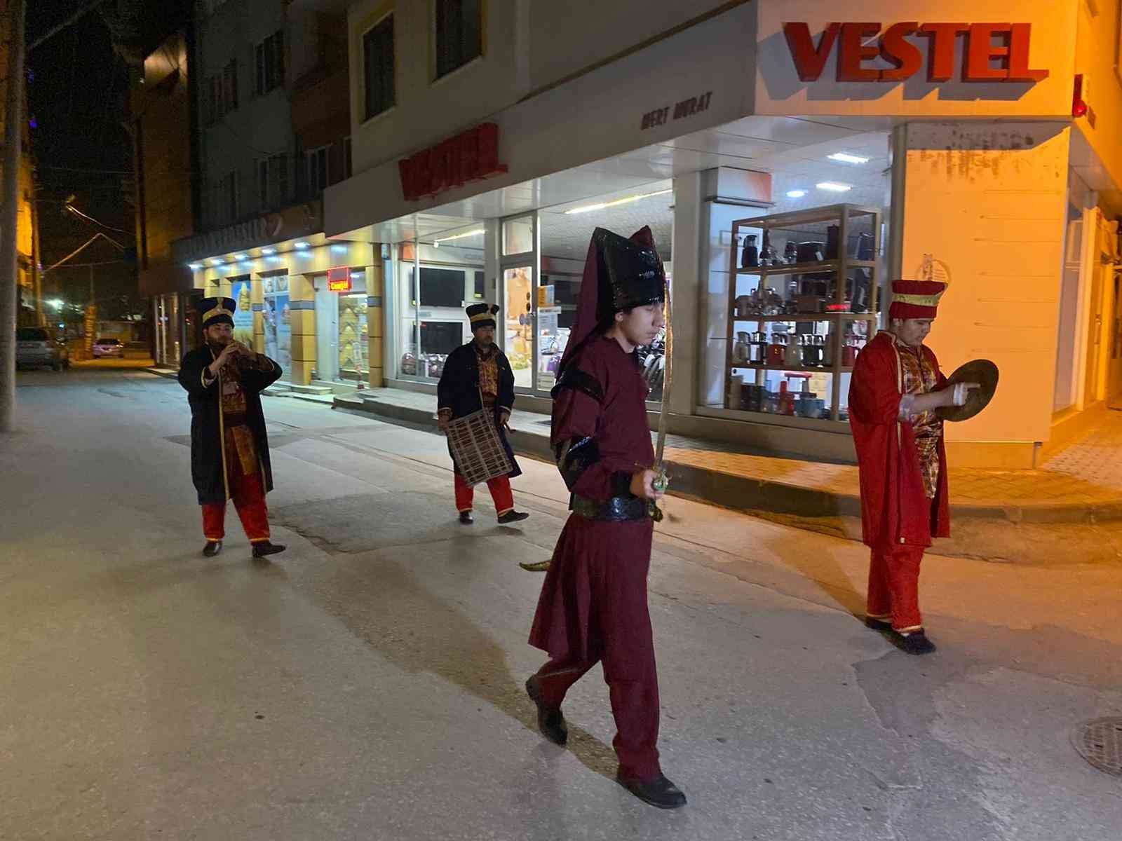 Balıkesir’de vatandaşlar, Ramazan ayının’da sahura mehteran takımının çaldığı marşlarla uyandı. Balıkesir’in ege mahallesinde mehteren takımı ilk ...