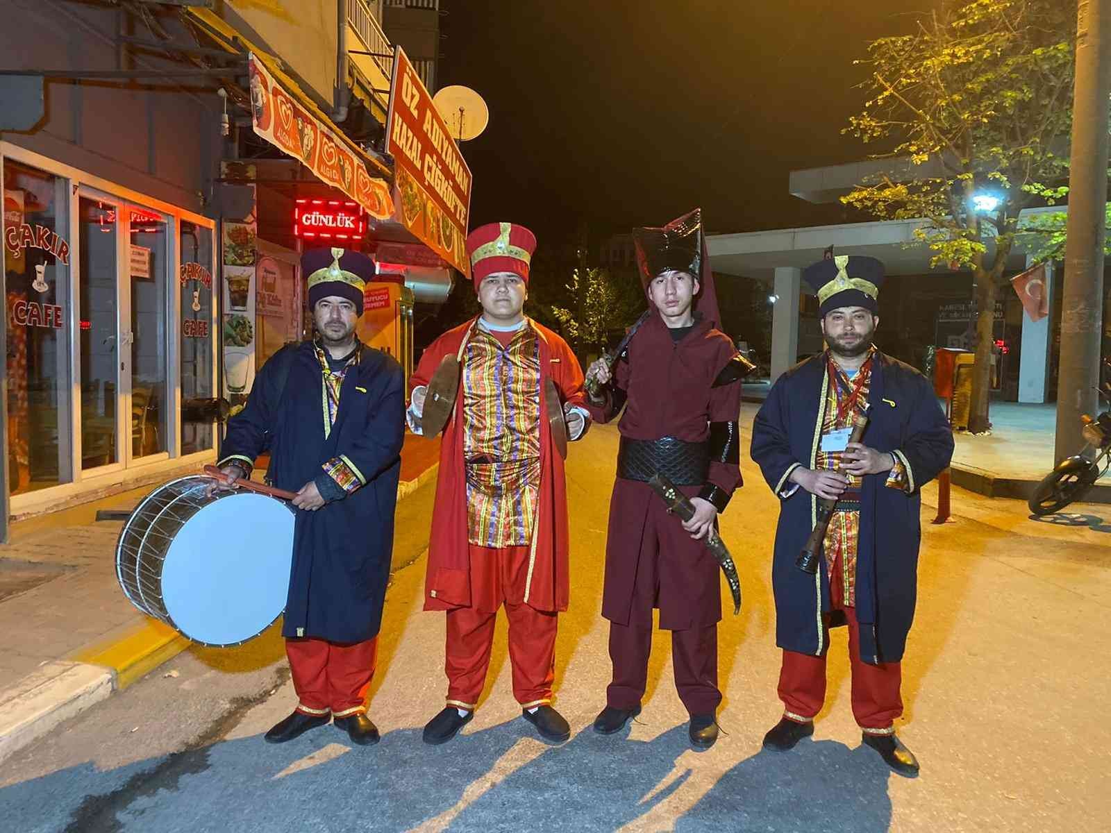 Balıkesir’de vatandaşlar, Ramazan ayının’da sahura mehteran takımının çaldığı marşlarla uyandı. Balıkesir’in ege mahallesinde mehteren takımı ilk ...