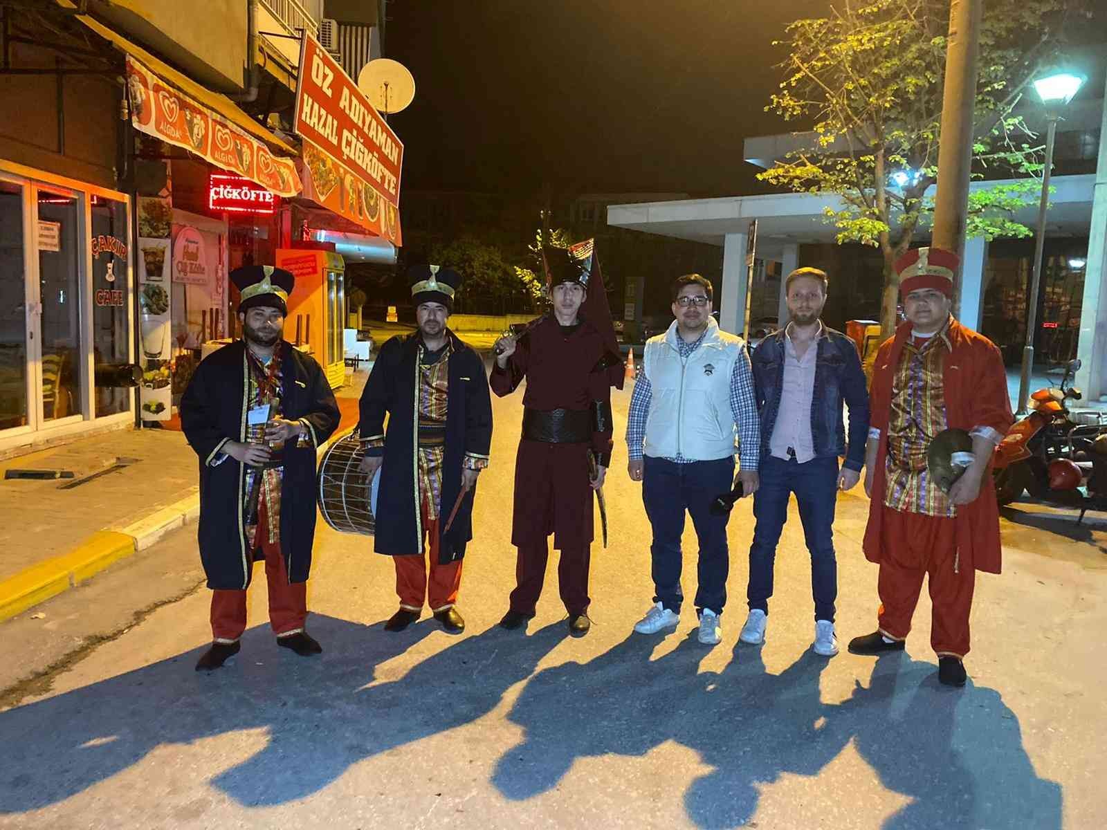 Balıkesir’de vatandaşlar, Ramazan ayının’da sahura mehteran takımının çaldığı marşlarla uyandı. Balıkesir’in ege mahallesinde mehteren takımı ilk ...