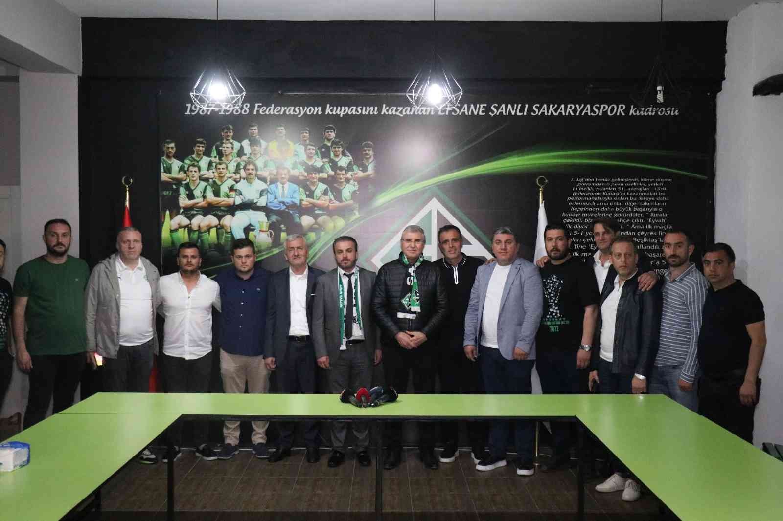 Şampiyonluğu garantileyen Sakaryaspor, saatler süren yolculuktan sonra Rüstemler Tesisi’nde meşaleler ve tezahüratlarla karşılandı. Şampiyonluk ...