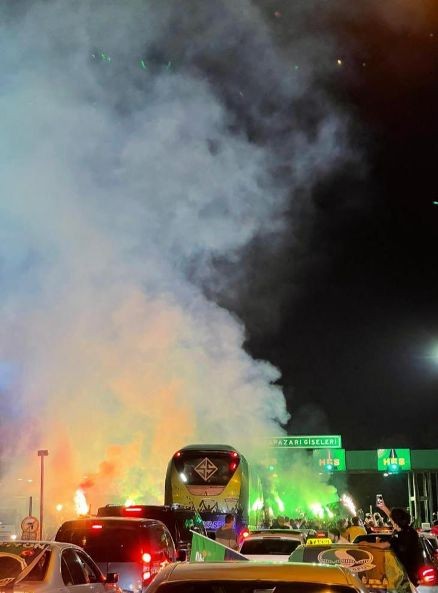 Şampiyonluğu garantileyen Sakaryaspor, saatler süren yolculuktan sonra Rüstemler Tesisi’nde meşaleler ve tezahüratlarla karşılandı. Şampiyonluk ...