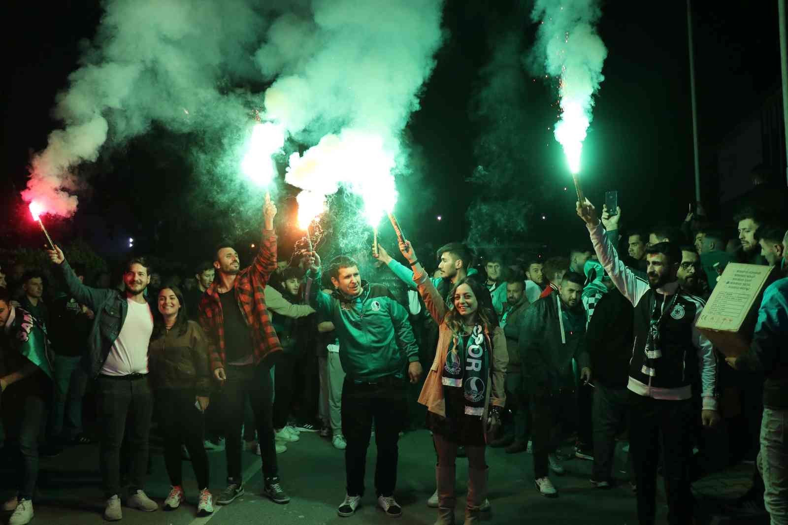 Şampiyonluğu garantileyen Sakaryaspor, saatler süren yolculuktan sonra Rüstemler Tesisi’nde meşaleler ve tezahüratlarla karşılandı. Şampiyonluk ...