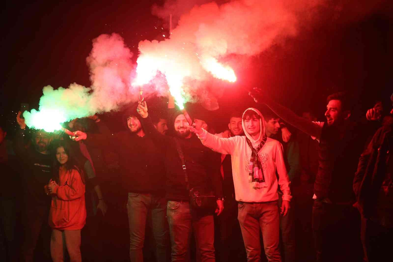 Şampiyonluğu garantileyen Sakaryaspor, saatler süren yolculuktan sonra Rüstemler Tesisi’nde meşaleler ve tezahüratlarla karşılandı. Şampiyonluk ...